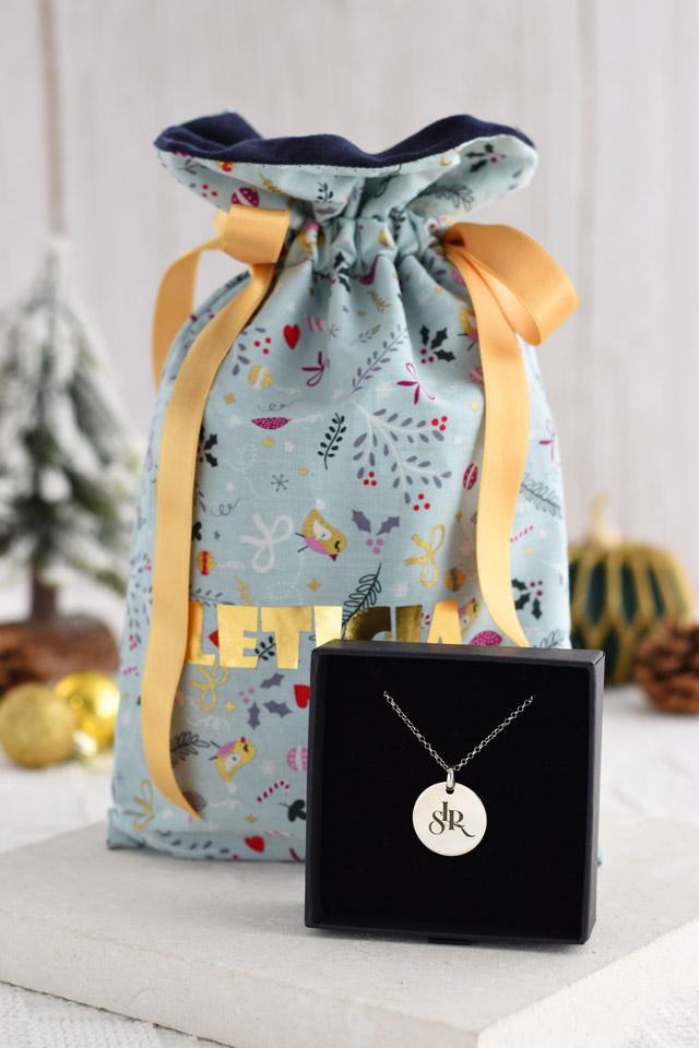 Collar medalla con bolsa de Navidad