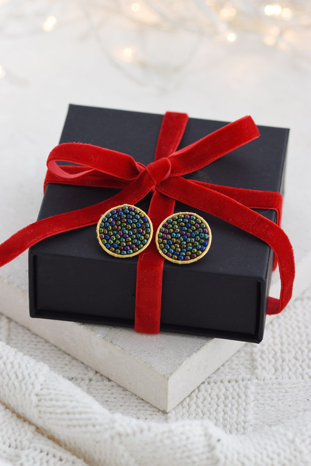 pendientes-tejidos-a-mano-mostacillas-verde-tornasol